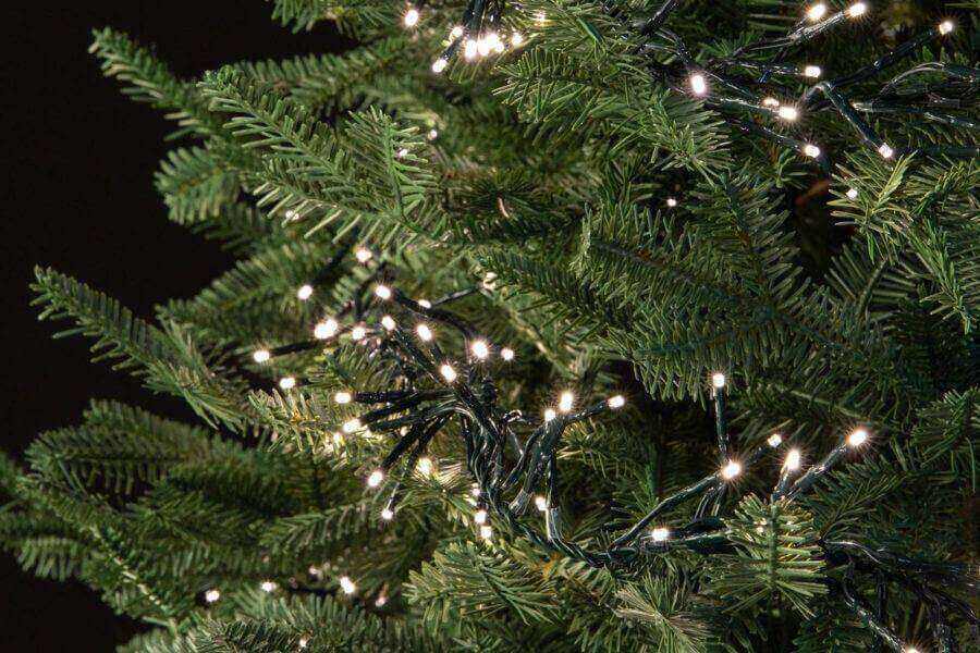 Trang trí cây thông Noel tại nhà với dây đèn led