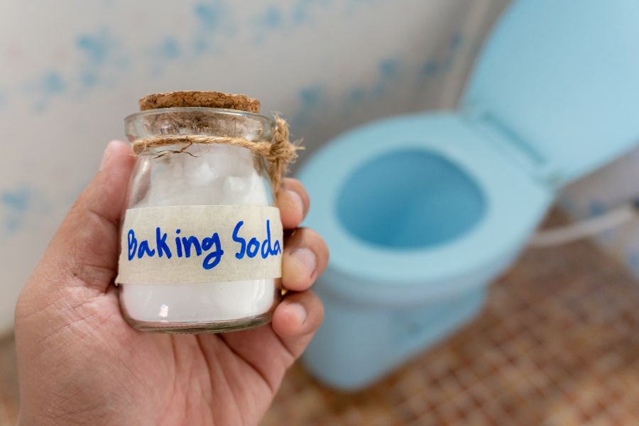 Cách khử mùi nhà vệ sinh được rất nhiều người áp dụng là dùng baking soda