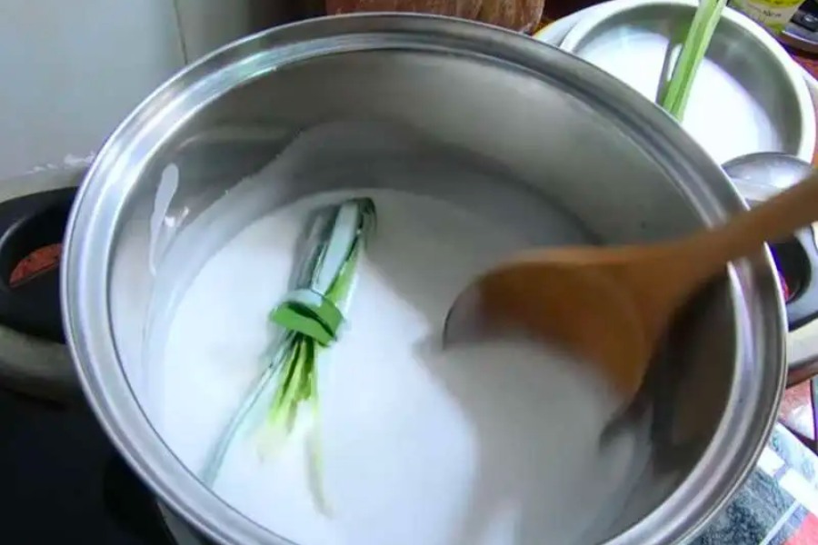 Cho lá dừa vào nồi để làm thơm nước cốt dừa.