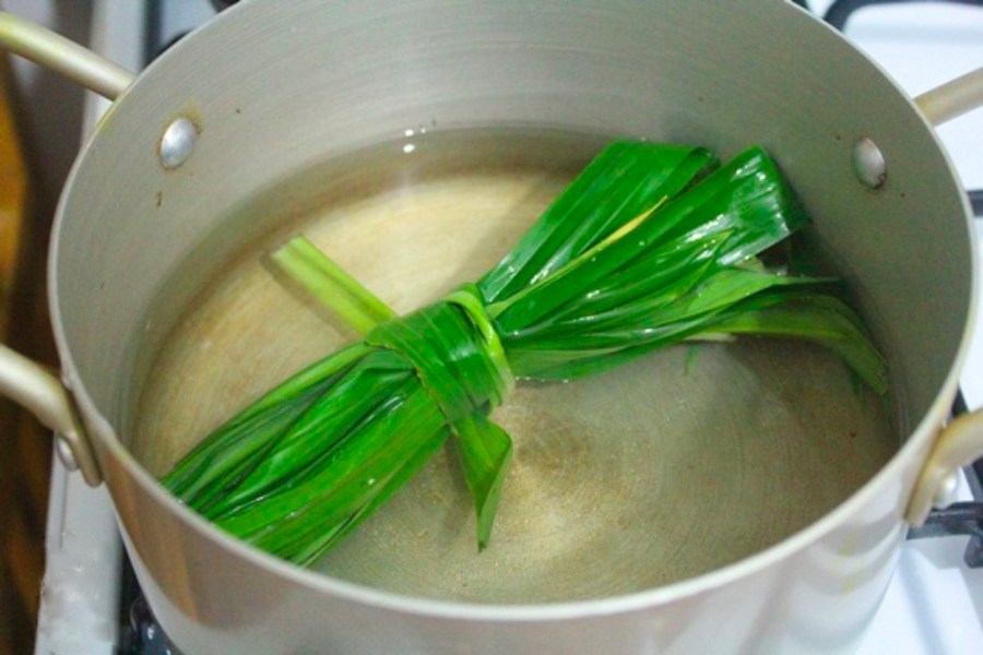 Nấu nước đường lá dứa