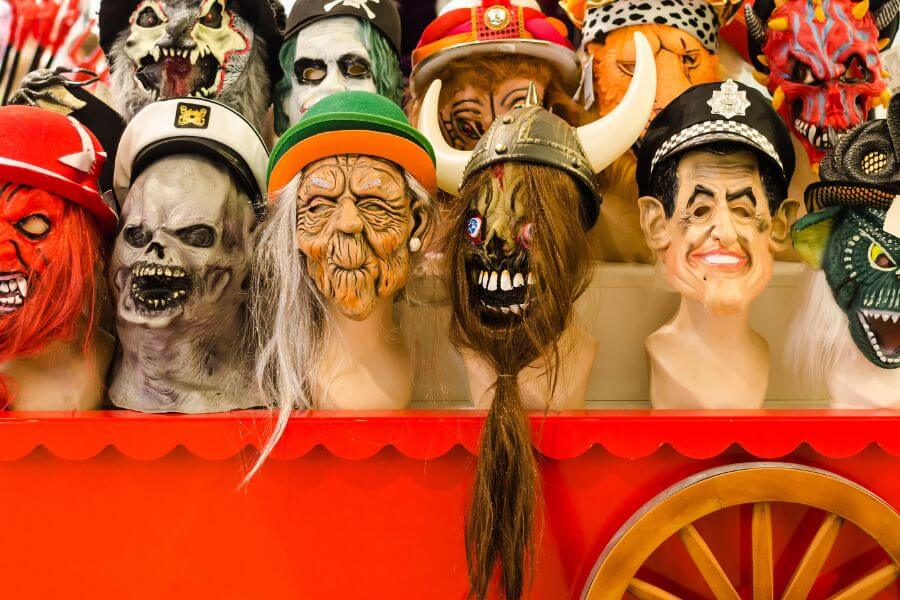 Những chiếc mặt nạ Halloween mang ý nghĩa xua đuổi ma quỷ.