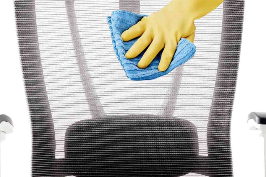 Dùng khăn sạch lau bề mặt ghế
