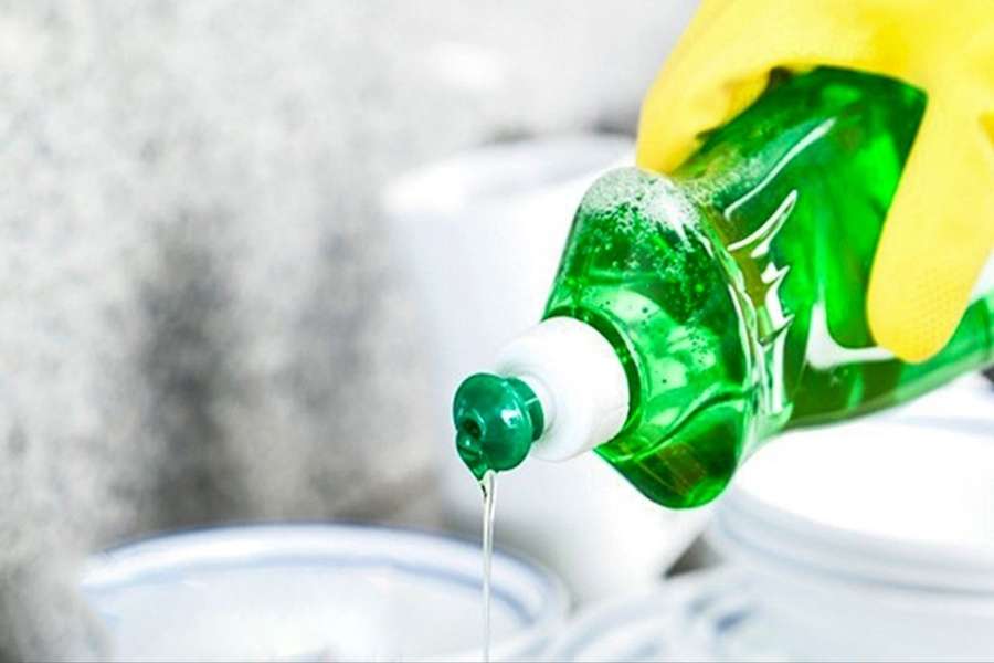 Sử dụng nước rửa bát để khử mùi nhựa mới
