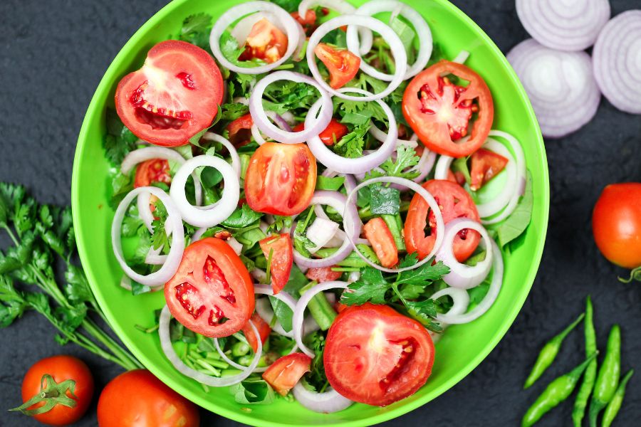 Một dĩa salad rau củ tươi ngon cho mâm cơm đãi khách