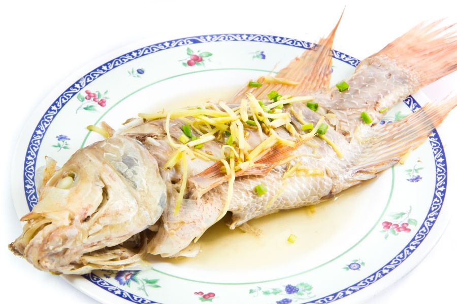 Cá diêu hồng hay cá lóc đều phù hợp để làm món cá hấp hành gừng