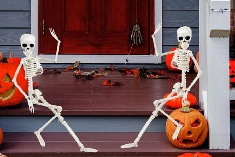 Trang trí chủ đề Halloween bằng mô hình bộ xương.