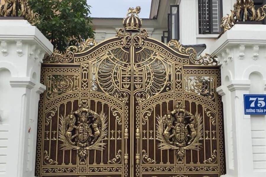 cổng nhà cấp 4 đẹp nhôm đúc mạ vàng sang trọng có mức giá cao hơn những mẫu cổng khác.