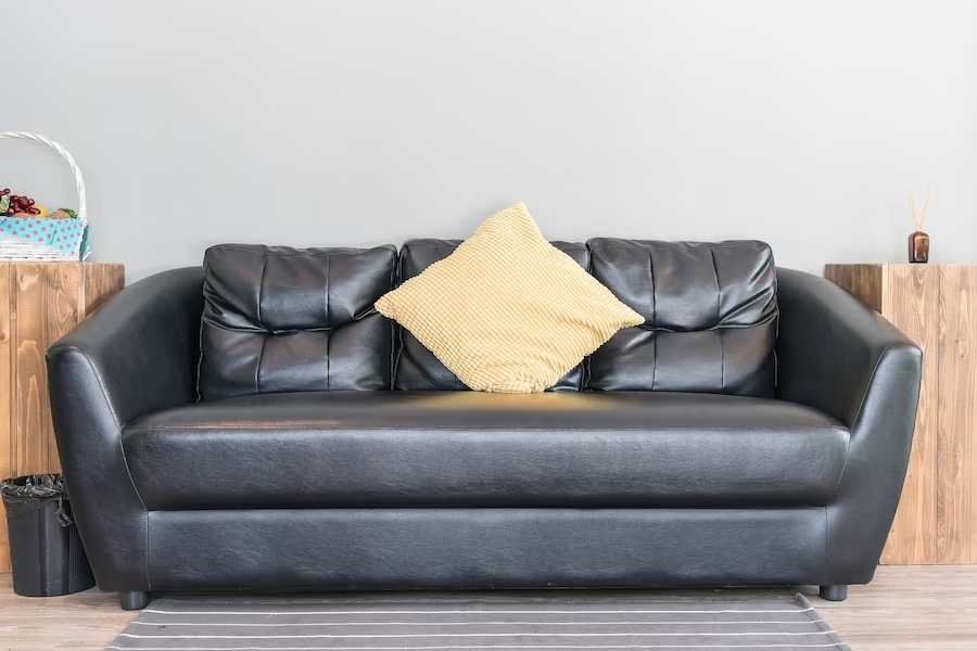 Sử dụng hóa chất thử một vùng nhỏ trên ghế sofa để tránh hư hỏng toàn bộ ghế