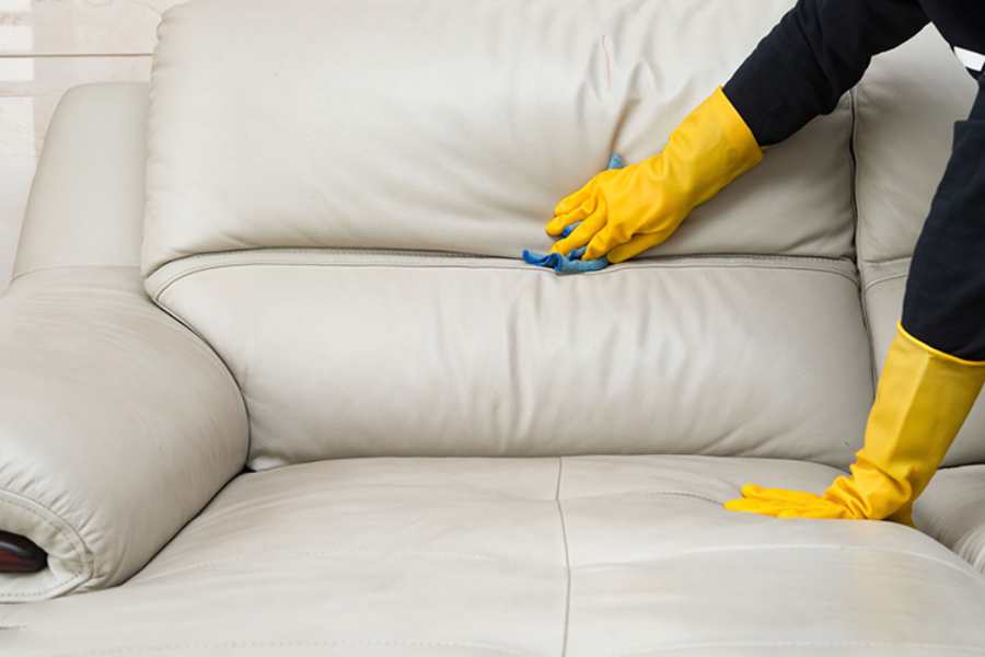 Lau chùi bụi bẩn thường xuyên ghế sofa bằng khăn ẩm