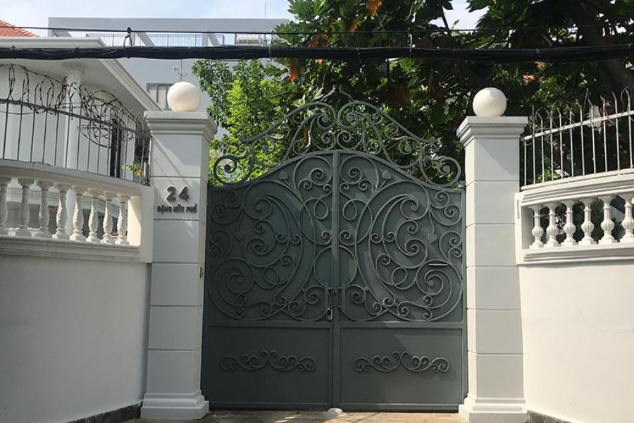 Mẫu cổng sắt kết hợp với hàng rào bê tông