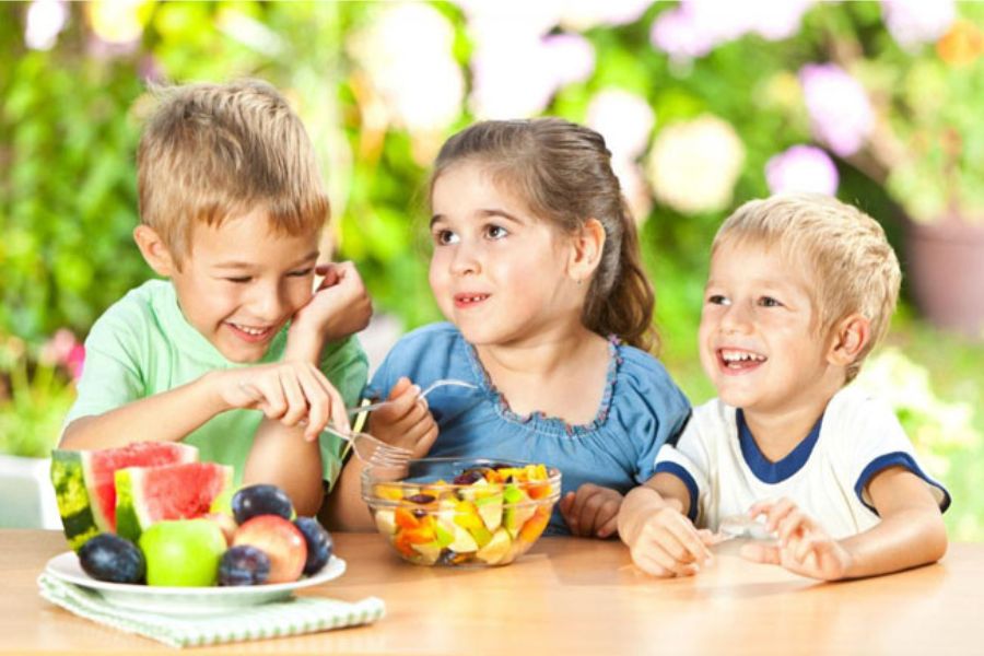 Nên chọn trái cây theo mùa cho món ăn nhẹ thực đơn buffet cho trẻ mầm non vì giúp đảm bảo độ tươi ngon