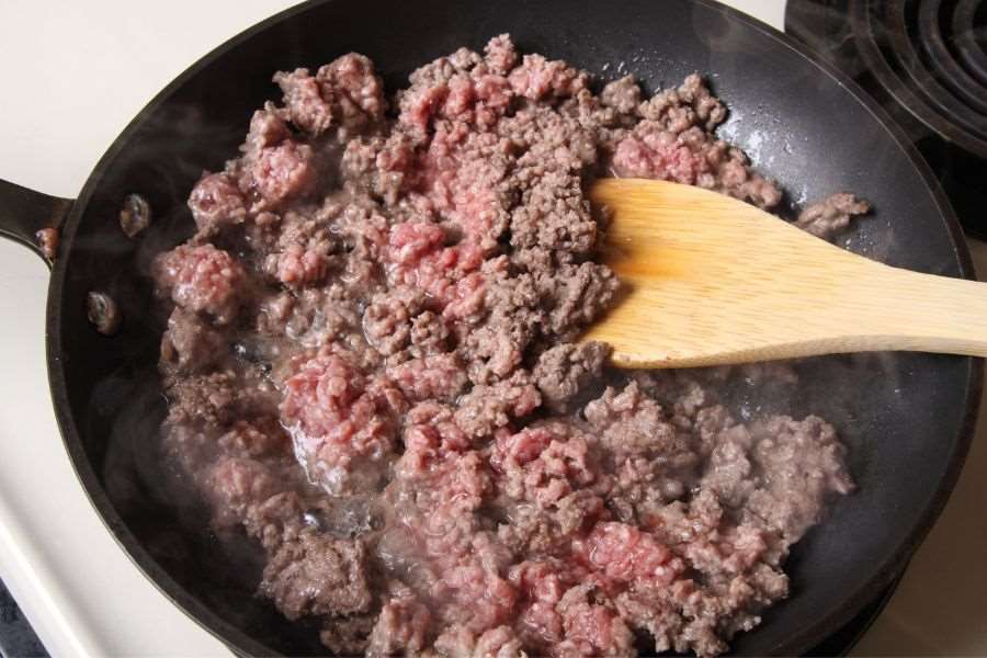 Chuẩn bị topping thịt xay cho món bánh tráng nướng.