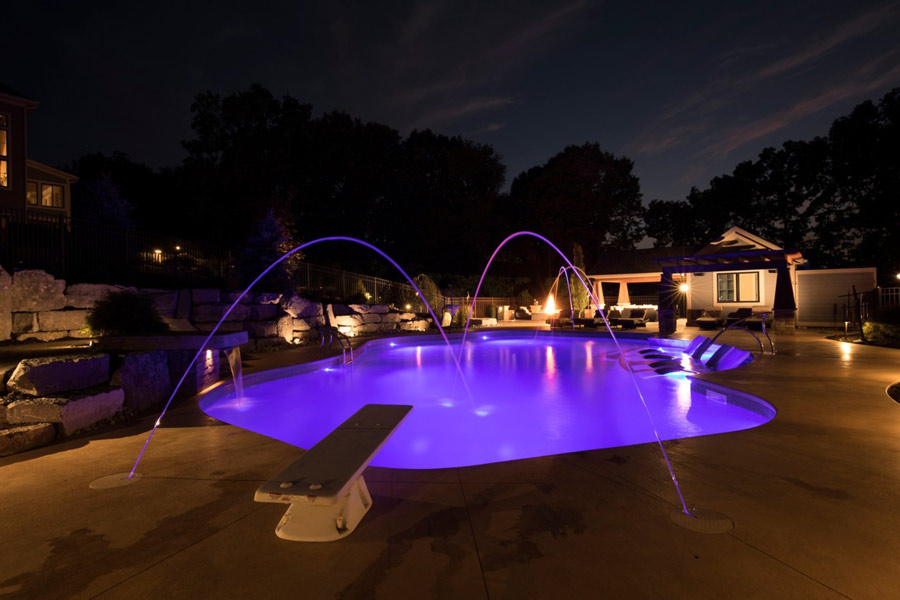 Hồ bơi lung linh trong ánh sáng đèn LED trang trí đèn sân vườn