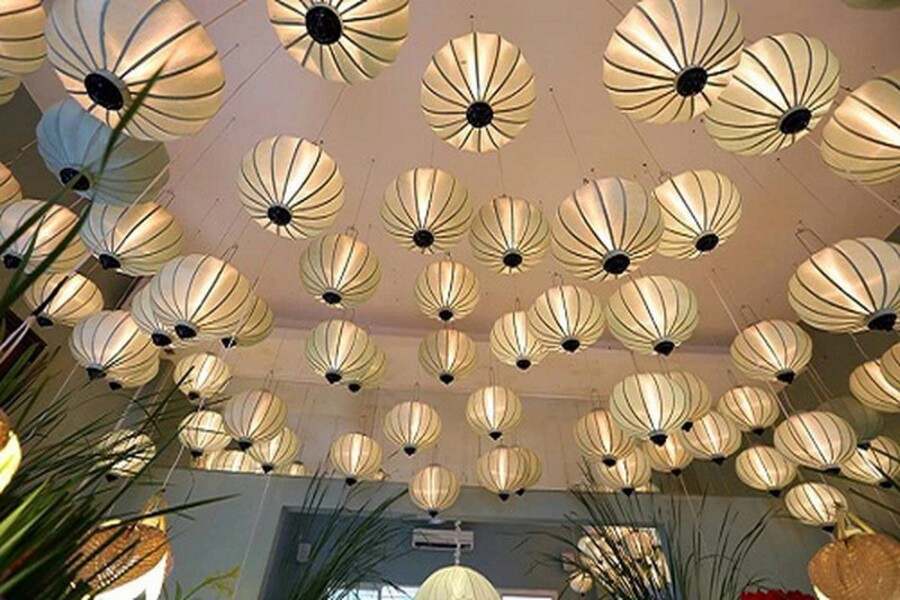 Treo lồng đèn trên trần quán cafe độc lạ, ấn tượng