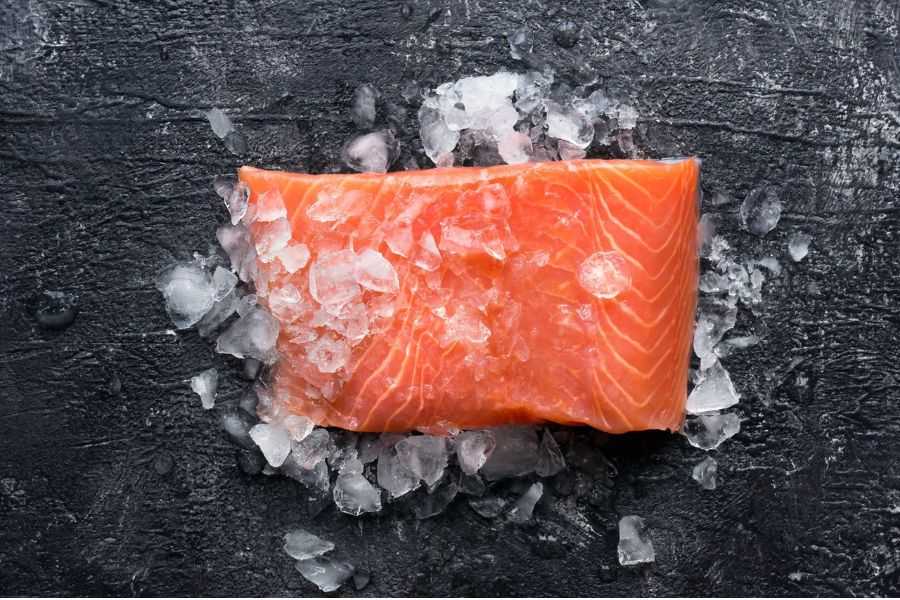 Bảo quản cá hồi đông lạnh đúng cách sẽ giữ được hoàn toàn các chất dinh dưỡng có trong cá