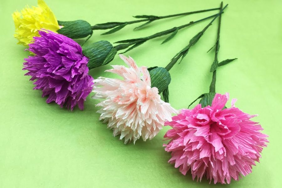 Cắt giấy thành các cánh hoa, sau đó dán cánh bằng keo là đã tạo ra một bông hoa giấy cách làm đồ trang trí bằng giấy