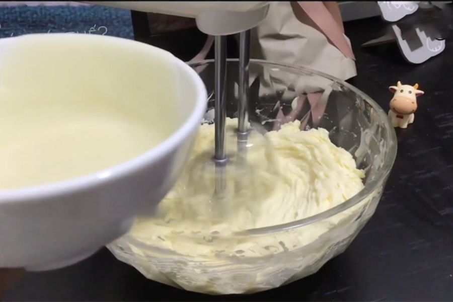 Có thể thay đổi vani thành các nguyên liệu khác theo ý thích khi làm kem bơ kiểu Thụy Sỹ cách làm kem trang trí bánh sinh nhật