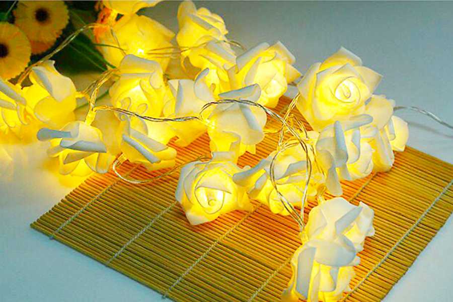 Kết hợp hoa giấy với đèn led tăng sự ấm áp cho căn phòng