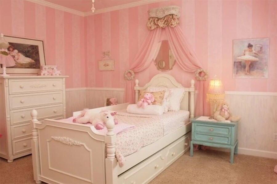 Phòng ngủ phong cách công công chúa đơn giản cho bé gái
