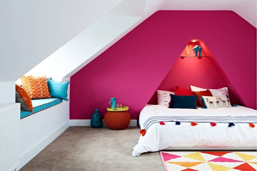 Kết hợp tinh tế màu hồng đậm khiến cho phòng ngủ trở nên ấn tượng
