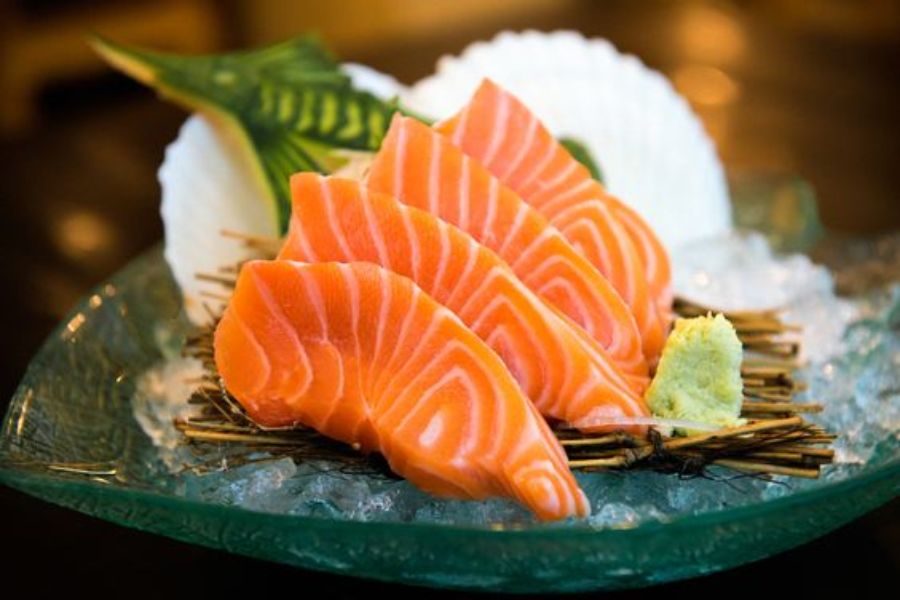 Sashimi cá hồi chấm cùng mù tạt cay cay thưởng thức rất cuốn