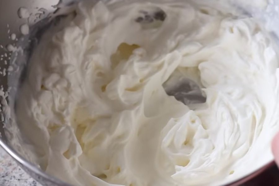 Sau 7 - 8 tiếng đồng hồ, thành phẩm kem Cream Cheese sẽ được tạo thành