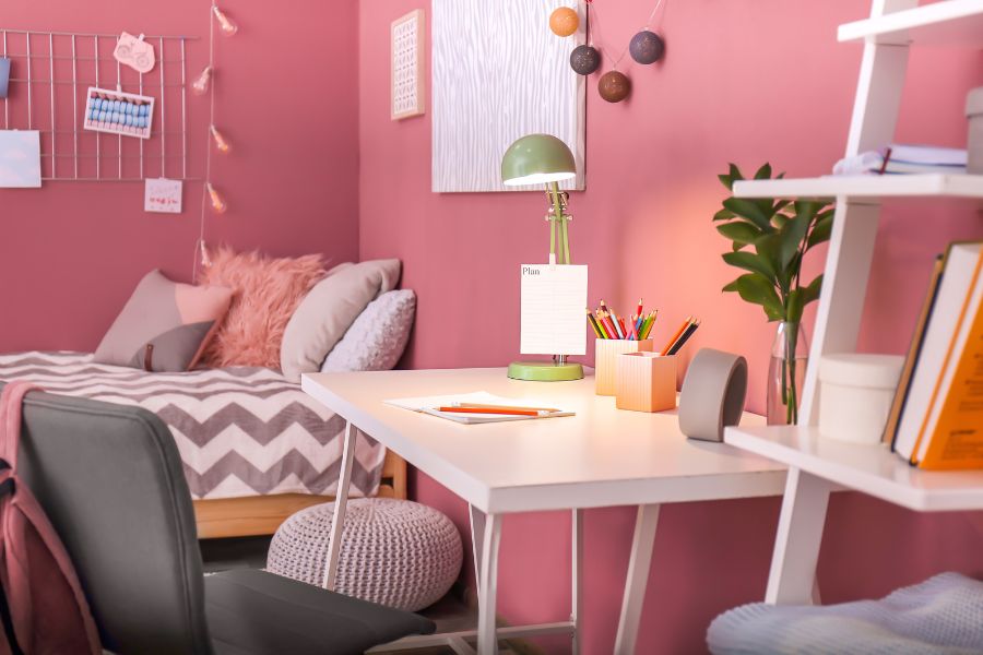 Phòng ngủ màu hồng kết hợp với những phụ kiện decor có màu nâu, xanh ngọc