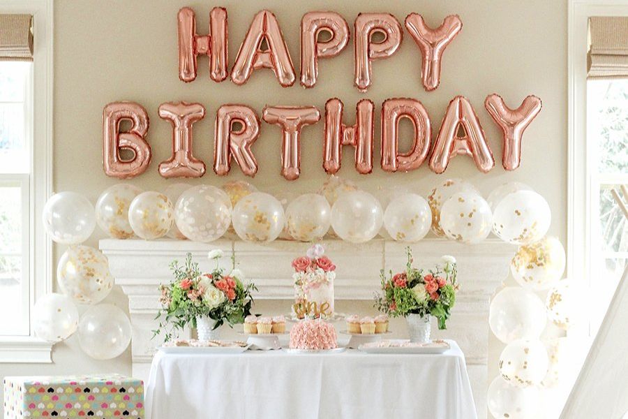 Trang trí sinh nhật cho bé gái theo tone màu chủ đạo là trắng, hồng cách trang trí sinh nhật bằng bóng bay