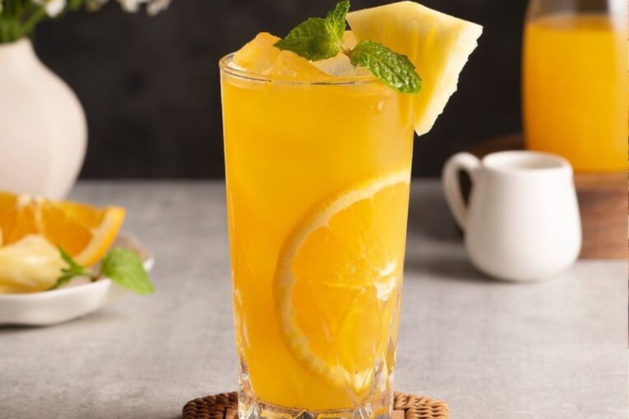Một ly nước ép dứa cam là sự lựa chọn hoàn hảo cho ngày hè oi bức