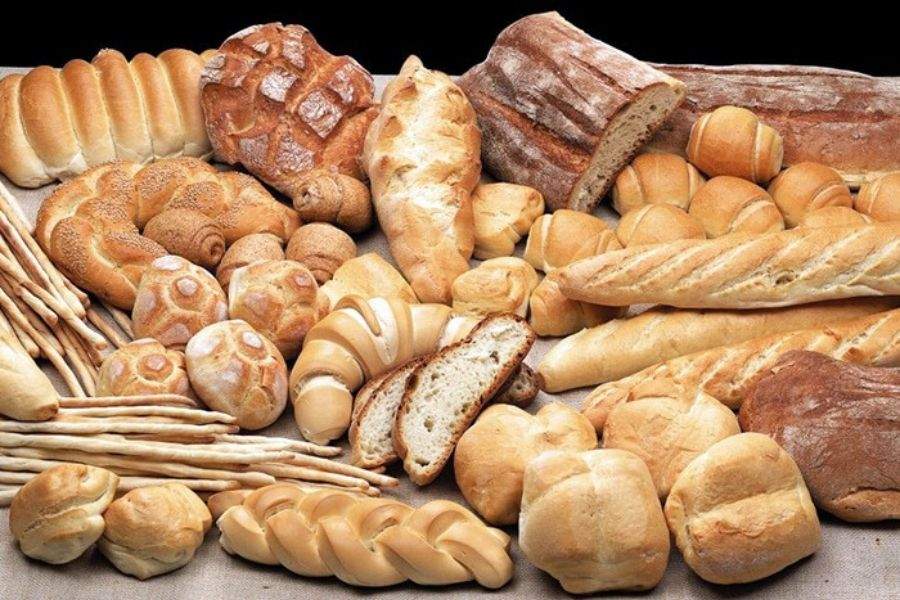 Hạn chế ăn thực phẩm chứa nhiều tinh bột như bánh mì.