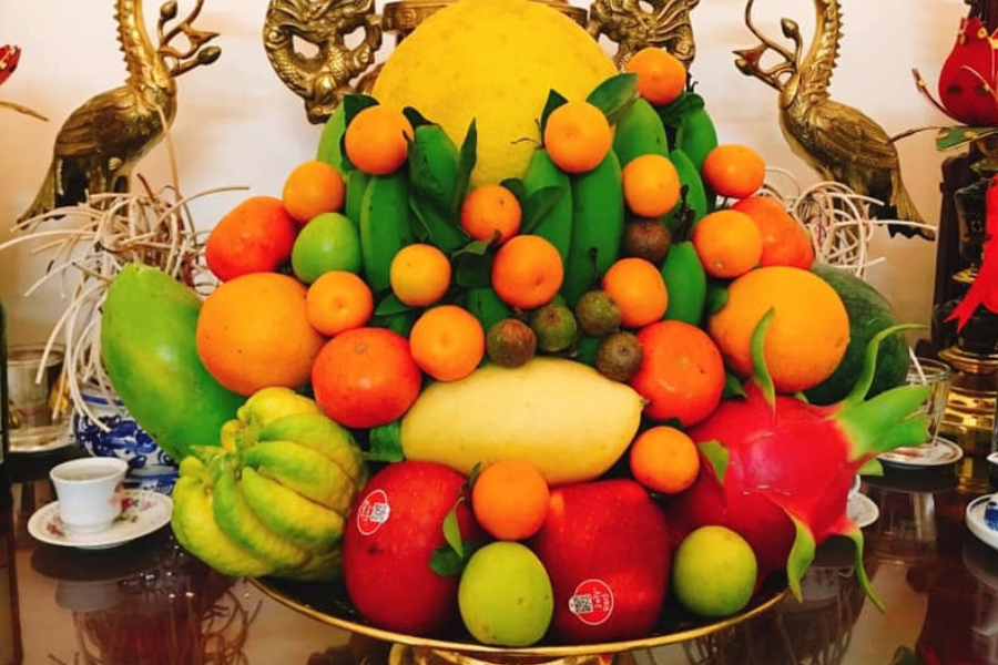Bày biện các loại trái cây xen kẽ nhau về màu sắc.