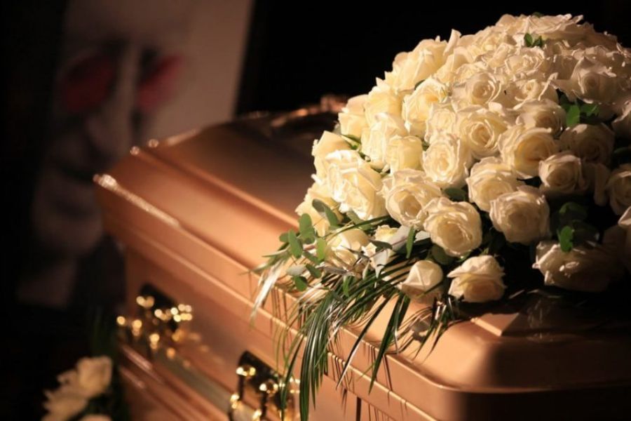 Không nên mang đồ vật liên quan đến tang lễ để tránh hút tà khí.
