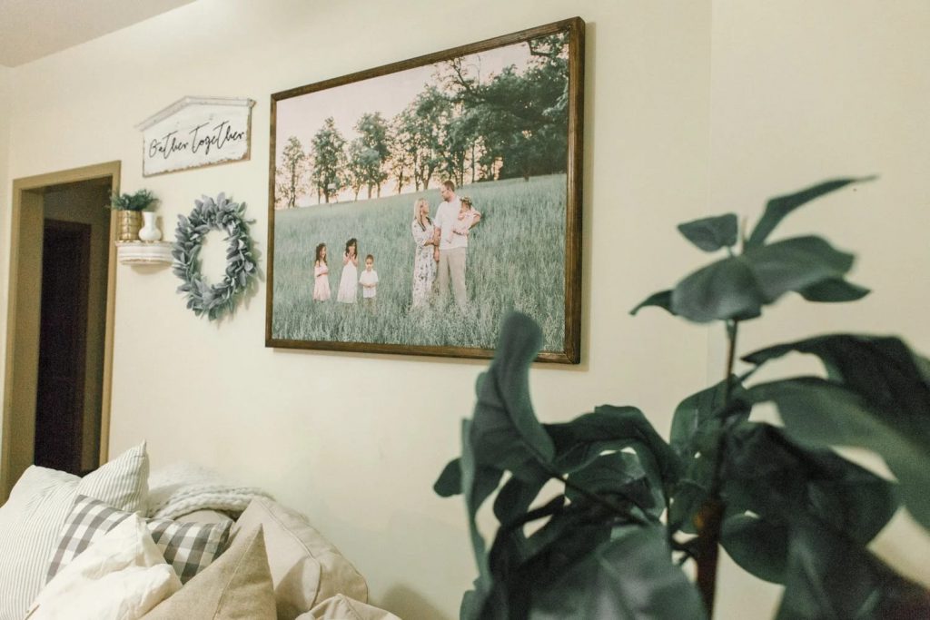 Foto Besar di Ruang Tamu