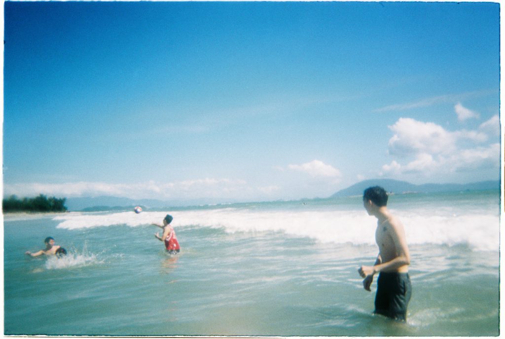 Tắm biển và chơi bóng ném, hòa mình vào làn nước trong xanh của Dốc Lết