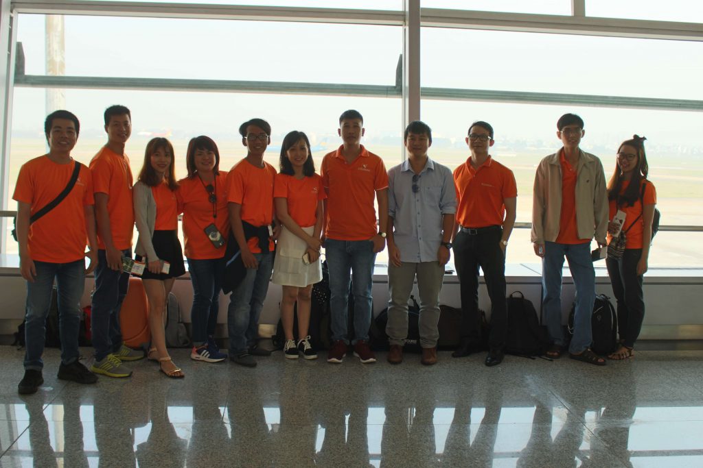 Tất cả các thành viên check-in tại sân bay Tân Sơn Nhất