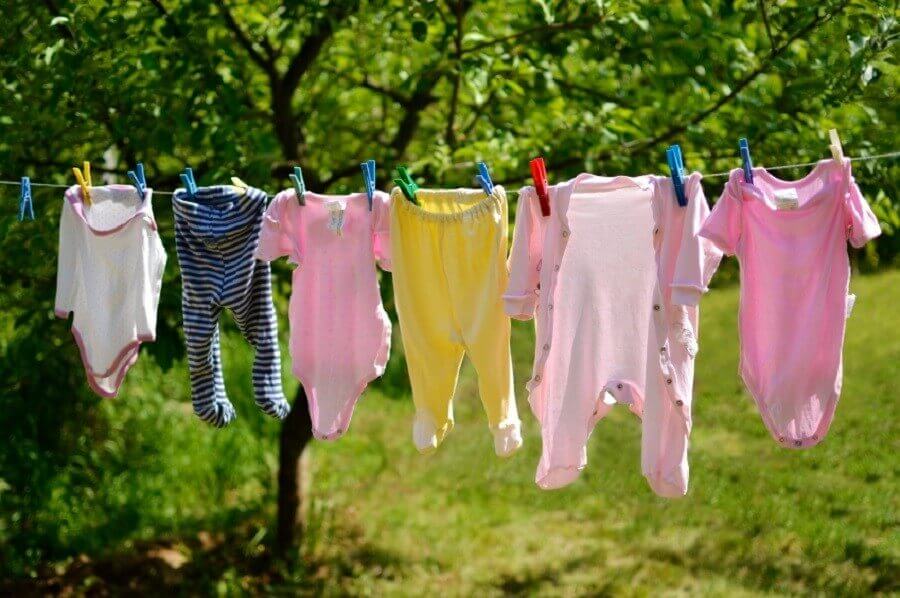 Phơi quần áo của trẻ trong nắng để quần áo được diệt khuẩn tốt nhất