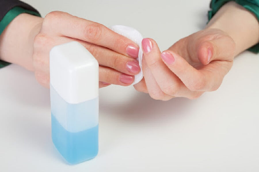 Cách lau sạch cửa kính bằng nước tẩy sơn móng tay