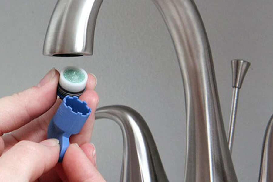 Kiểm tra tổng thể tất cả các bộ phận của vòi nước để tìm ra nguyên nhân và cách sửa vòi nước rửa bát rò rỉ