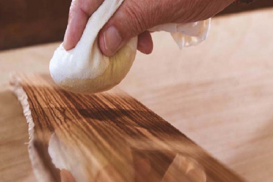 Cách tẩy vết băng dính trên mặt gỗ bằng dầu ăn