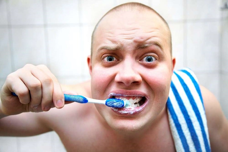 không dùng chung bàn chải đánh răng với người khác