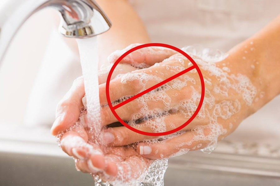 không rửa tay trực tiếp dưới vòi nước chảy