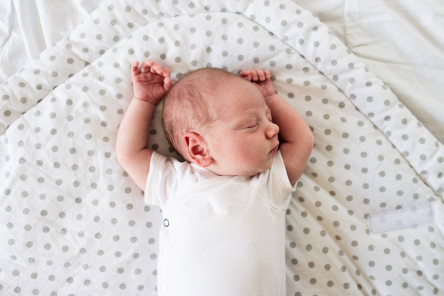 trẻ sơ sinh khỏe mạnh