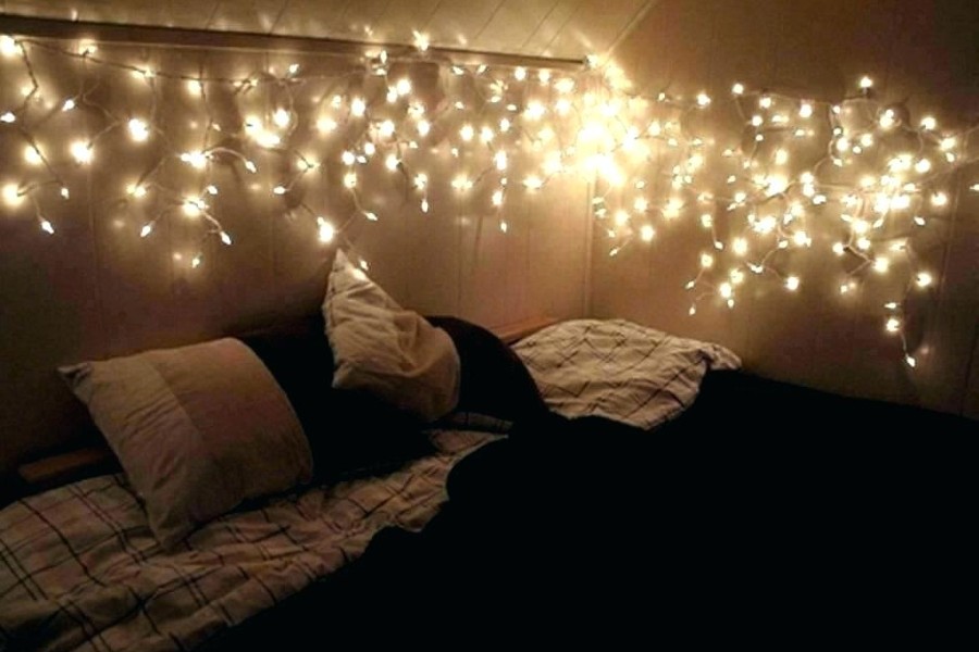 treo đèn xung quanh giường