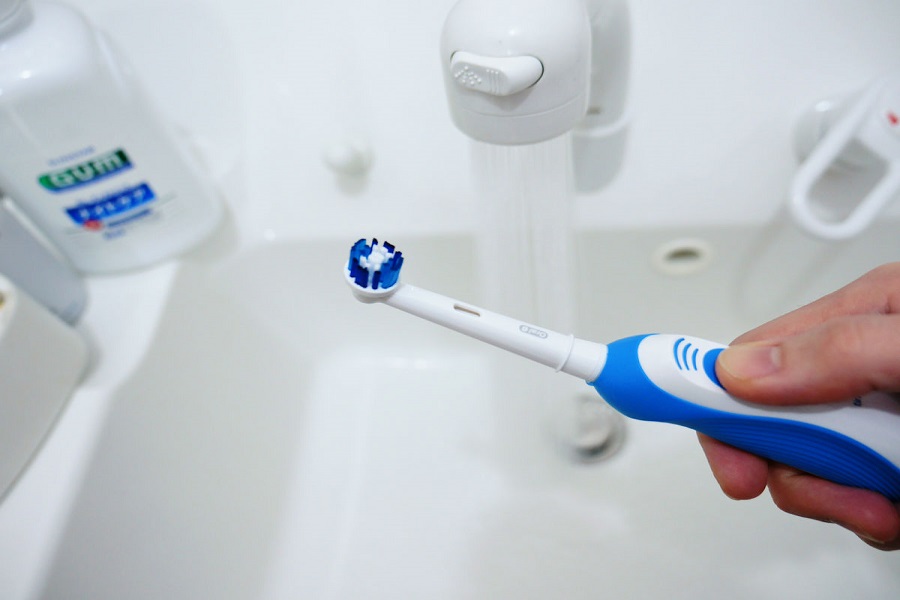cách vệ sinh bàn chải đánh răng điện