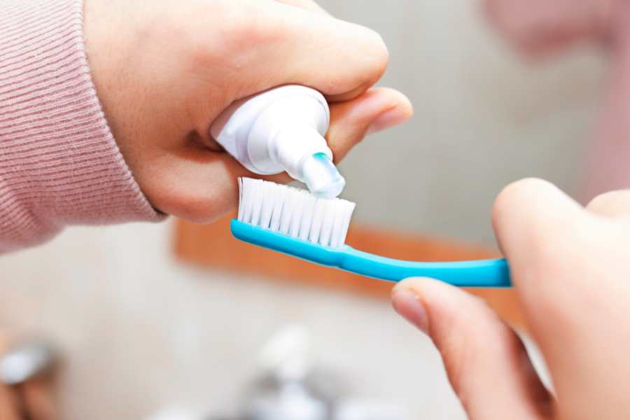 Khử mùi bình giữ nhiệt bằng cách sử dụng kem đánh răng