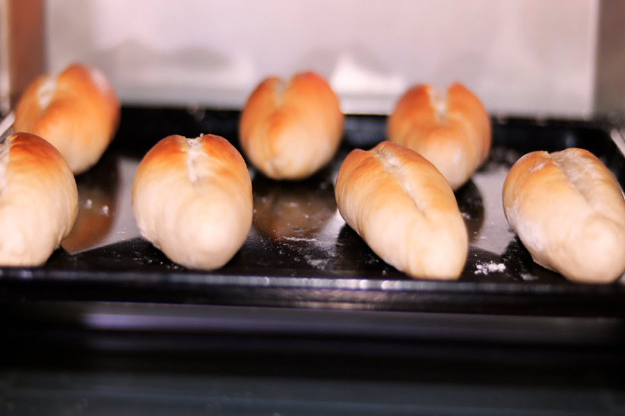 Nướng bánh mì tươi bằng lò nướng ở nhiệt độ 180 độ C trong tầm 18-20 phút. Sau khoảng 15 phút, bạn có thể quay ngược khay lại để bánh vàng đều.