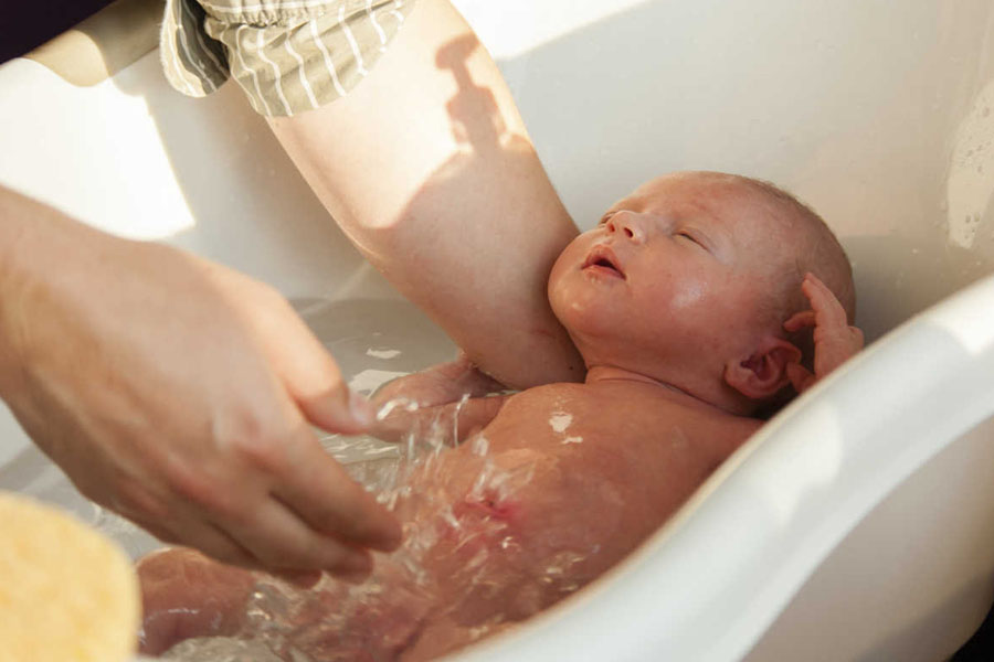 Thường xuyên tắm rửa, vệ sinh sạch sẽ cho trẻ