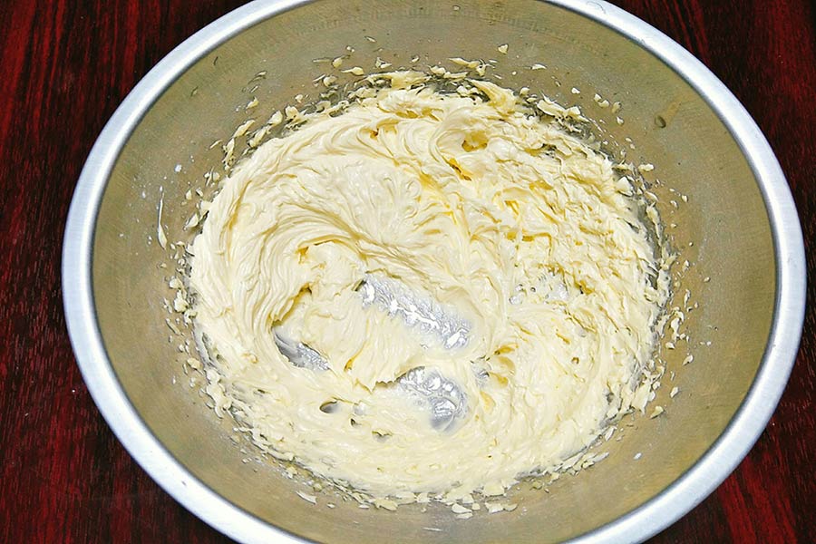 Tạo hỗn hợp bơ sữa bằng cách khuấy đều trứng, bơ (đã đun chảy) và vani
