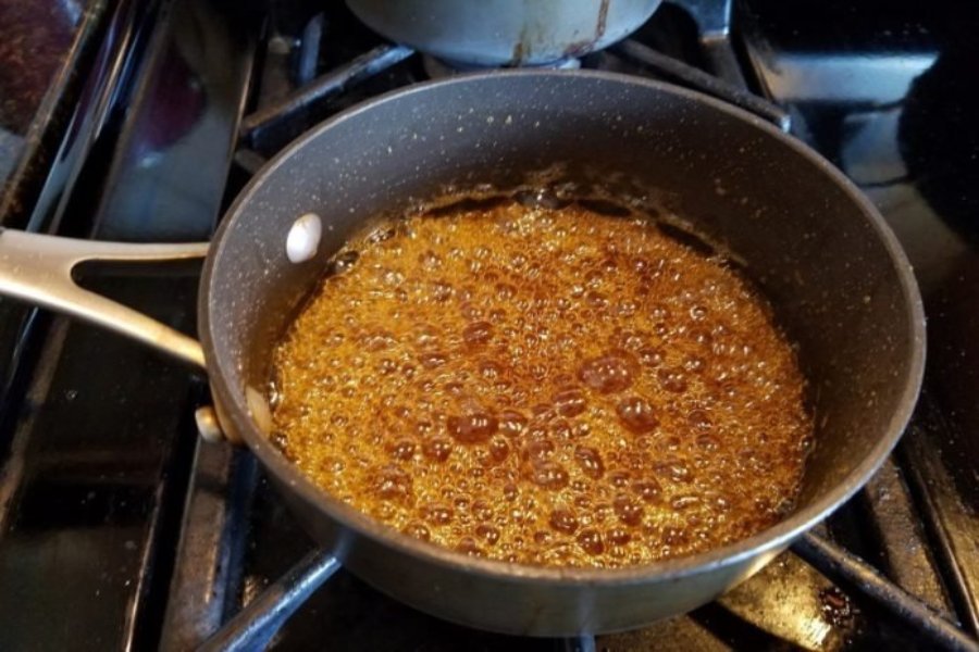 chảo nấu caramel có màu vàng nâu