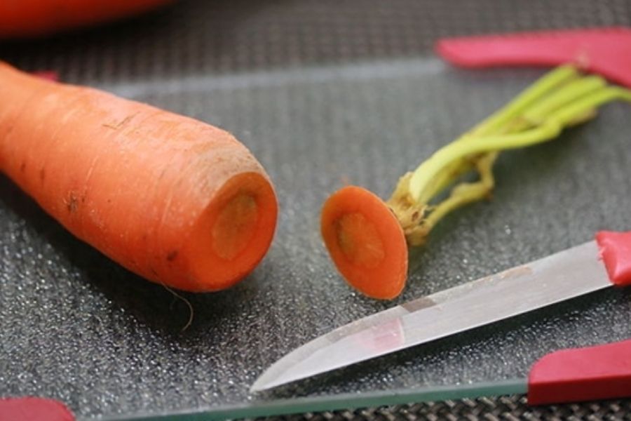 bảo quản cà rốt được lâu cần cắt bỏ phần cuống